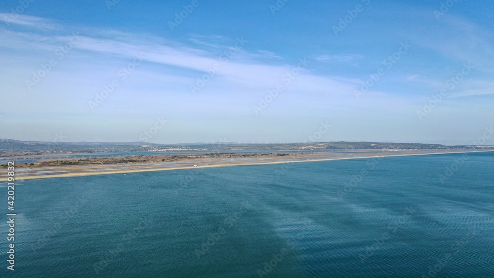 vue aérienne des plages, du port et des chalets en bois de Gruissan, Aude, France