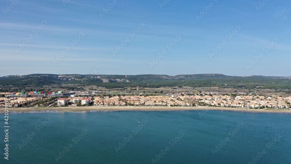 vue aérienne des plages, du port et des chalets en bois de Gruissan, Aude, France