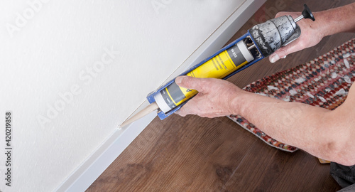 Canvastavla Abfugen der Sockelleiste mit Acryl an der Oberseite