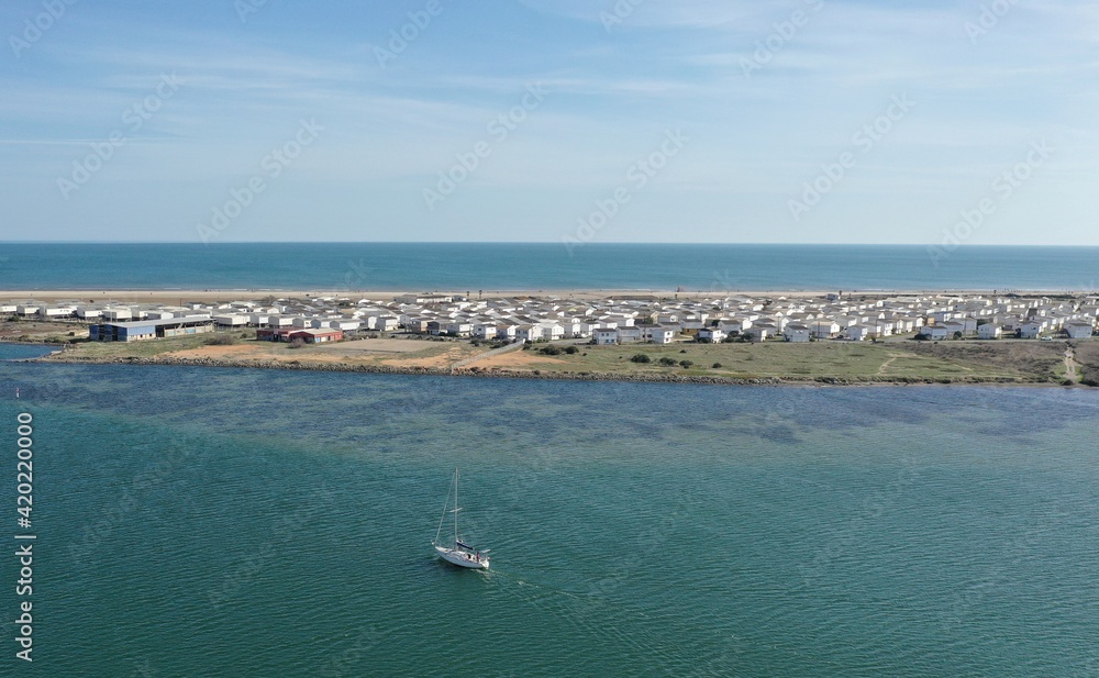 Obraz premium vue aérienne des plages, du port et des chalets en bois de Gruissan, Aude, France