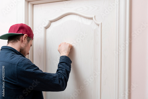 Obraz na plátně person hand knock the door, visit the friends house