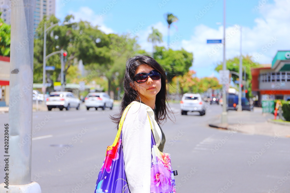 ハワイのホノルルの町を散歩する日本人女性