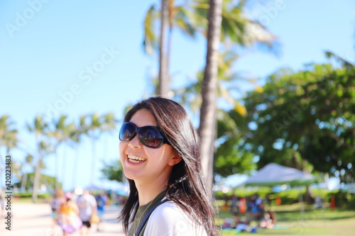 ハワイのワイキキビーチで休暇を取る日本人女性