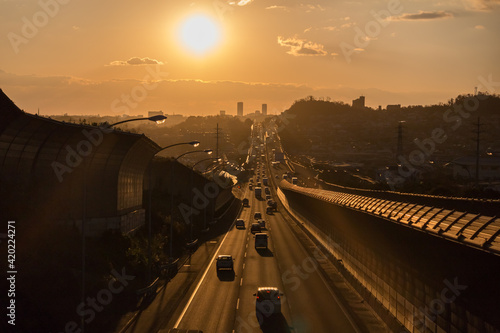 夕刻の名神高速道路(茨木IC-高槻JCT間)
