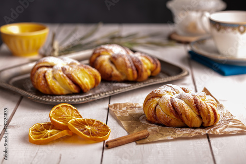 Billede på lærred Pretty cinnamon knotted buns