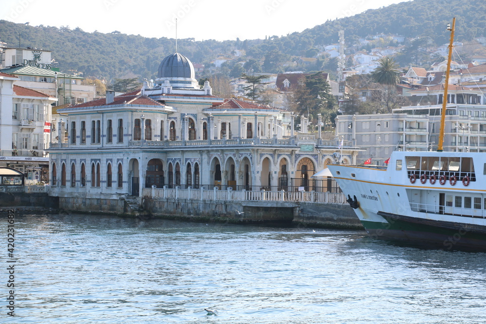 Naklejka premium Istanbul Buyukada ferry pier and people