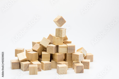 Monta  a de bloques o piezas de madera de madera 