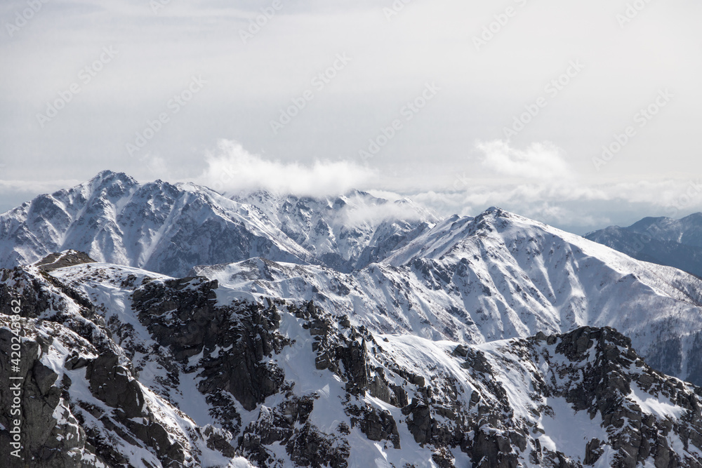 檜尾岳〜空木岳へ続く冬山縦走路を木曽駒ヶ岳山頂より望遠撮影