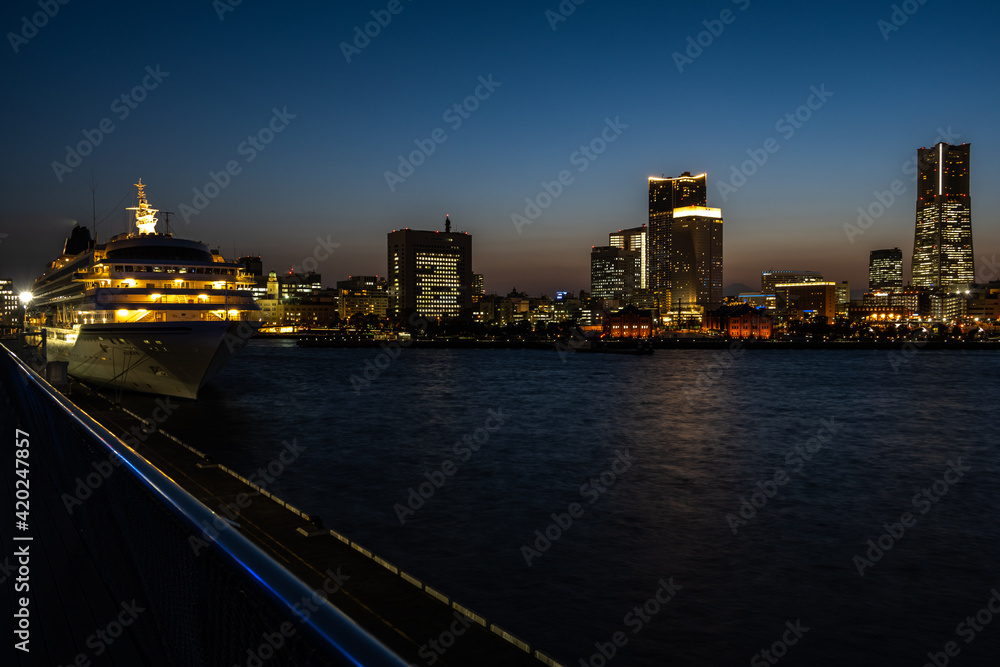 横浜港大さん橋国際客船ターミナルからみなとみらいを望む - 夜景