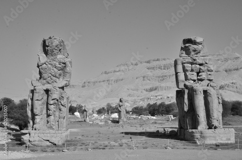 STATUES DU PHARAON AMENOPHIS III COLOSSES DE MEMNON THÈBES photo