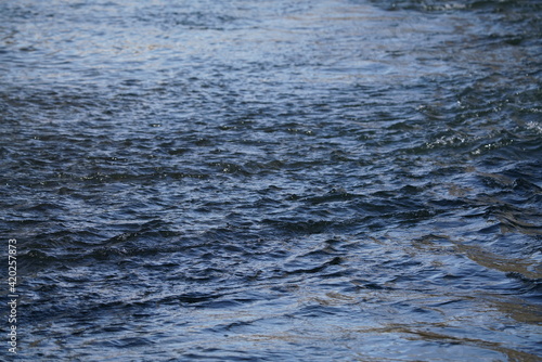 Wasser Oberfläche eines Flusses zur Abendzeit