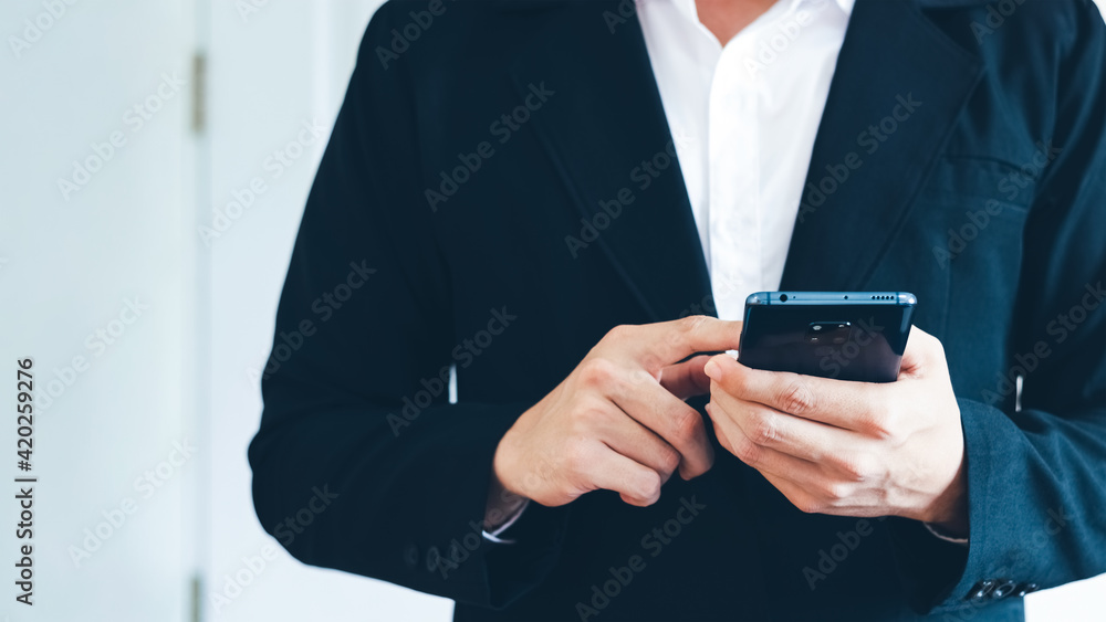 Businessmen use smartphones for business And looking for online sales information, the concept of doing online business. Businessmen use smartphones for business And looking for online sales information, the concept of doing online business.