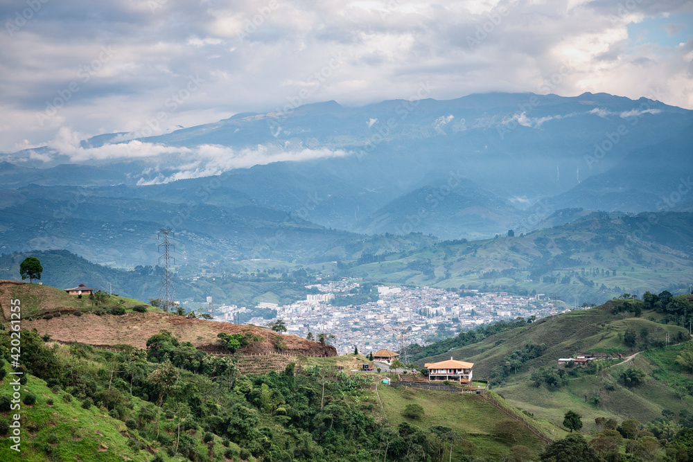 Obraz premium vista panoramica de municipio de Santa Rosa de Cabal en Risaralda_Colombia panoramic view of the municipality of Santa Rosa de Cabal in Risaralda_Colombia