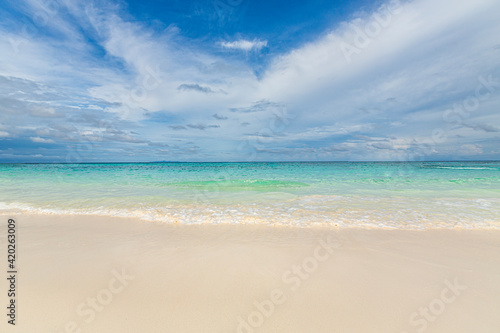 Fototapeta Naklejka Na Ścianę i Meble -  Beautiful tropical beach and sea in Thailand.
