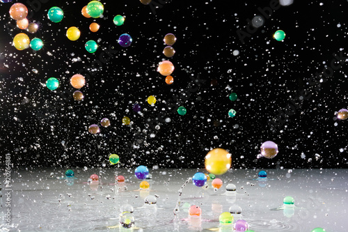 Fotografia colorful balls bounce and fall beautifully in the dark