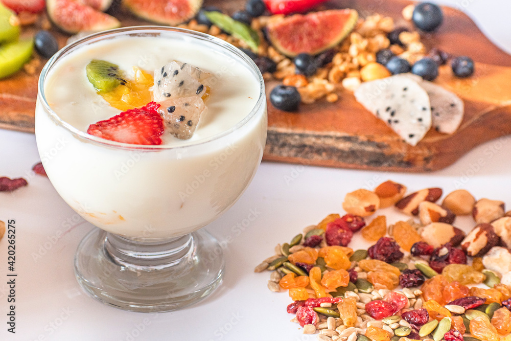 yogurt natural y ensalada de frutas y frutos secos para desayunos saludables yogurt natural y ensalada de frutas y frutos secos para desayunos saludables