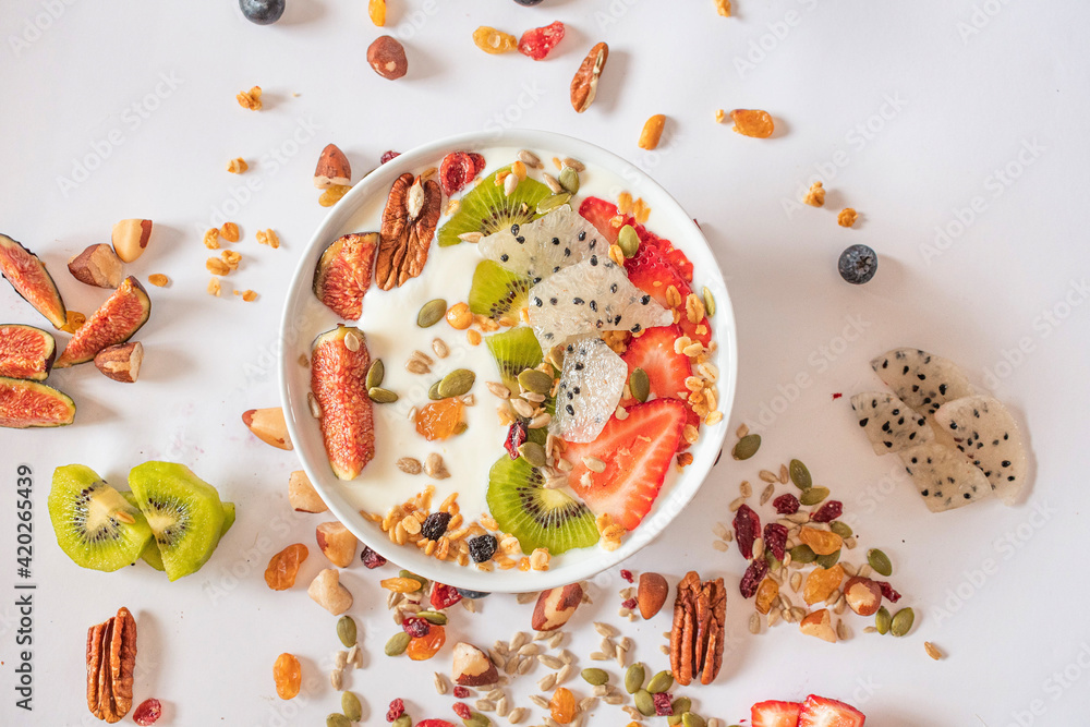 yogurt natural y ensalada de frutas y frutos secos para desayunos saludables