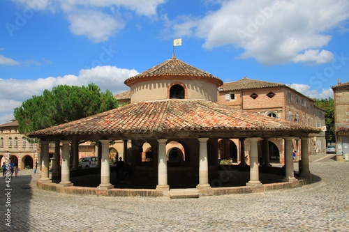 La halle circulaire d'Auvillar, Tarn-et-Garonne photo