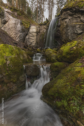 Wasserfall im frühen Frühling