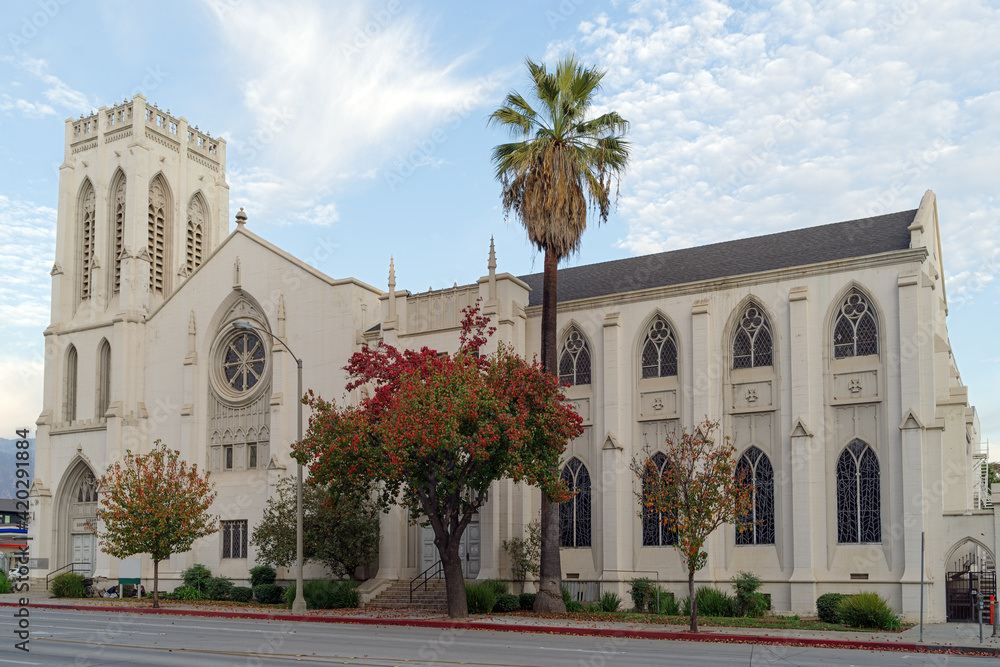 This image shows a view of the First Congregational Church building in the City of Pasadena. This building was completed in 1927.
