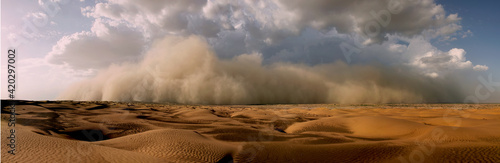 Quadro su tela Storm, Sand storm in desert of high altitude with cumulonimbus rain clouds