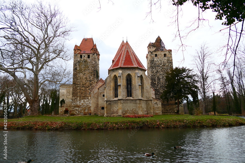 Schlosskapelle, Schlossruine und Schlosspark Pottendorf Schlosskapelle, Schlossruine und Schlosspark Pottendorf