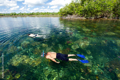 Turistas em mergulho com snorkel no Lago Azul do Apiacás. photo