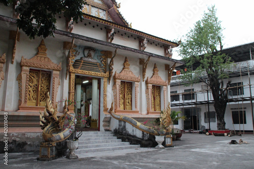 buddhist temple (Wat Ong Teu) in vientiane (laos)