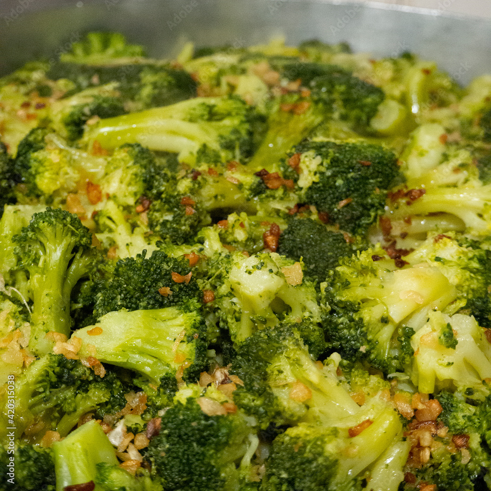 brócoli cocido con su refrito de ajos y aceite de oliva