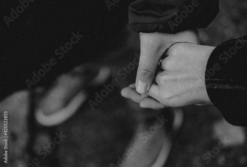couple holding hands © Mehmed