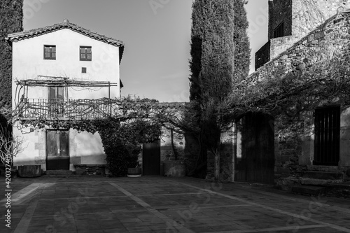 Fototapeta Naklejka Na Ścianę i Meble -  Paisajes y rincones del pequeño pueblo rustico de Sant Martí Vell, en la comarca del Gironès, de Catalunya