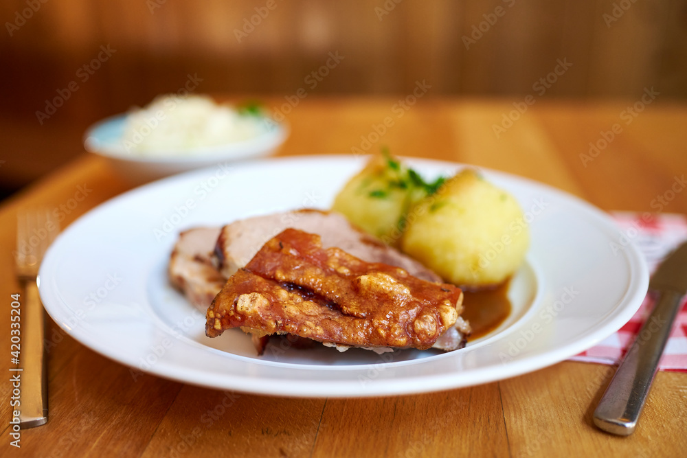 Bayrischer Schweinebraten mit Kruste und Kartoffel Knödel mit Soße