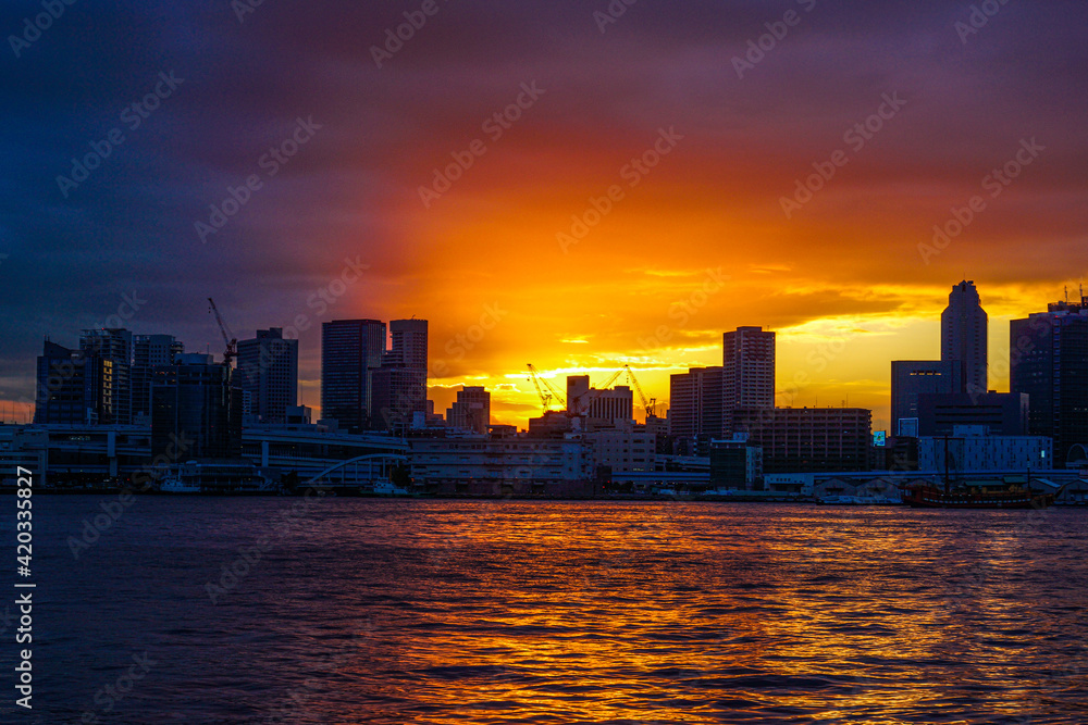 晴海埠頭から見える東京の街並みと夕焼け
