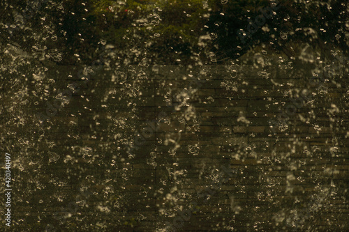 流れ落ちる水滴のイメージ © kanzilyou
