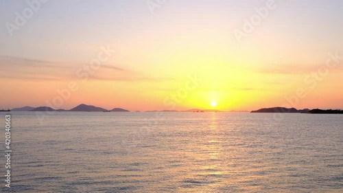 岡山県　瀬戸内海　島と夕焼け