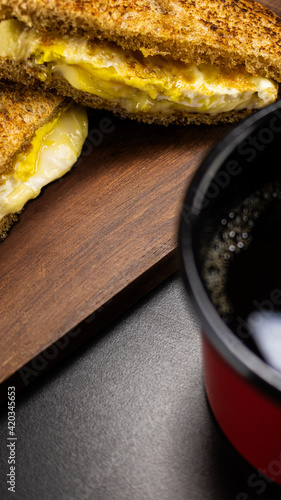 Queijo quente com ovo e uma canéca de café