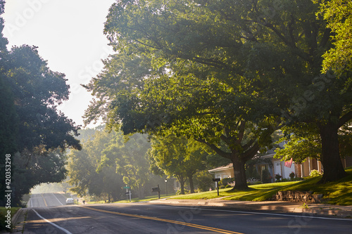 Φωτογραφία Typical American street in a suburban neighborhood on a summer day in the midwes