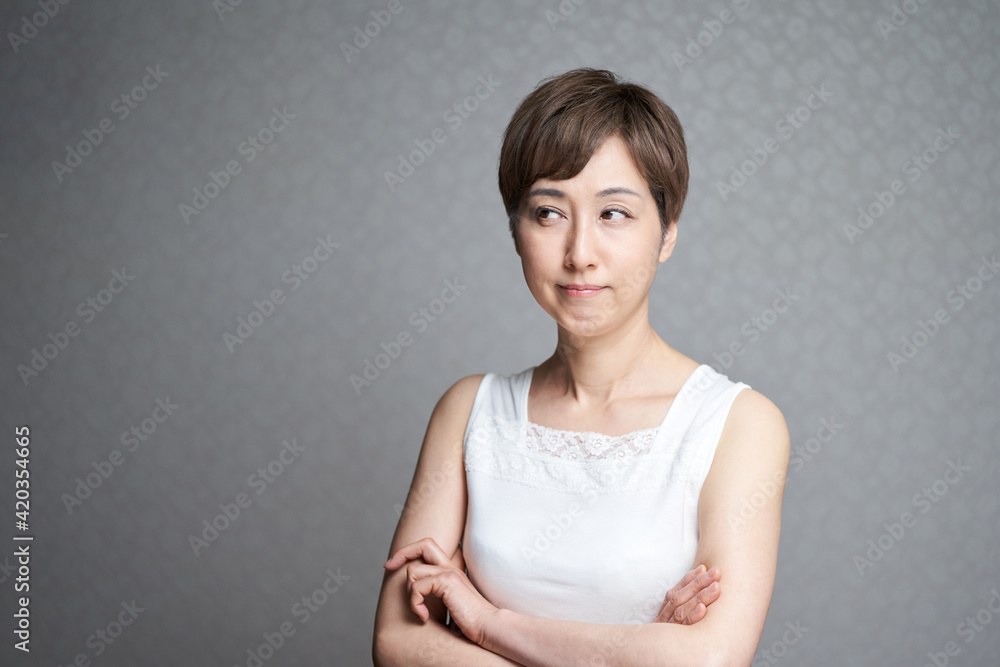 美容について考え事をする中年の日本人女性 美容について考え事をする中年の日本人女性