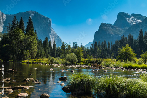 Fototapeta Naklejka Na Ścianę i Meble -  summer landscape photo of Yosemite National park taken from Yosemite valley .