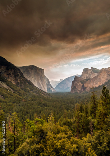 Fototapeta Naklejka Na Ścianę i Meble -  dark smoke clouds cover the skies in Yosemite national park during a summer forest fire. It turned the skies into color orange.