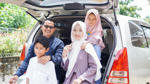 Muslim families travel back to their hometowns by car to celebrate Eid photo