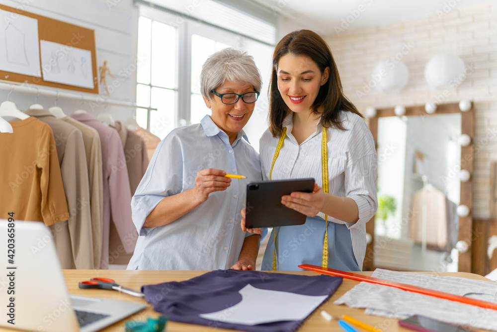 Obraz premium Women are working at workshop