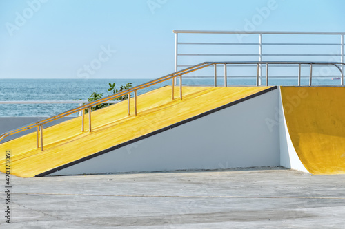 Ramp skating yellow and gray color