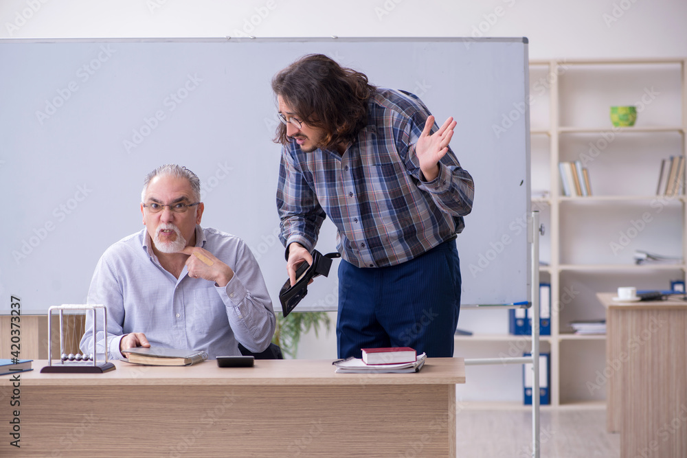 Fototapeta premium Two employees in bankruptcy concept