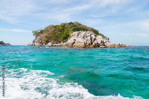 Fototapeta Naklejka Na Ścianę i Meble -  Lonely island On the beautiful turquoise sea on the beach of Koh Lipe in Thailand.