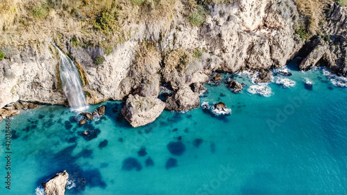 Cascada de Maro en Nerja, Málaga. Agua turquesa