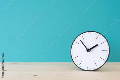 Wallpaper Mural 時間（タイム）｜シンプルな時計とコピースペース Torontodigital.ca