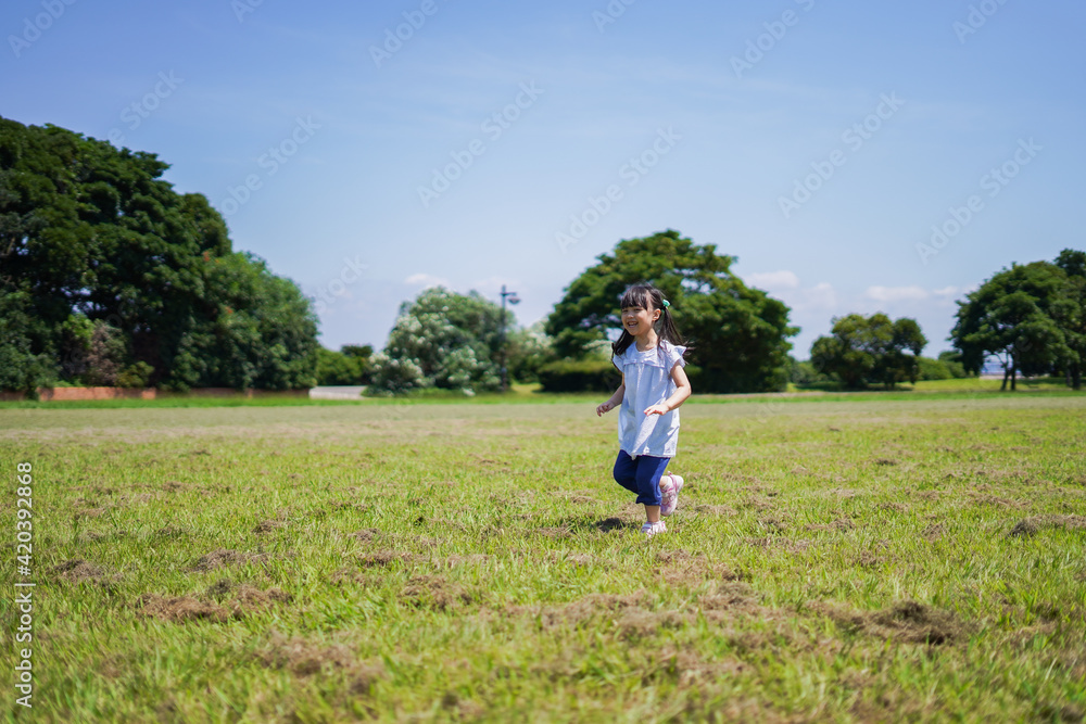 外で走り回る小さな女の子