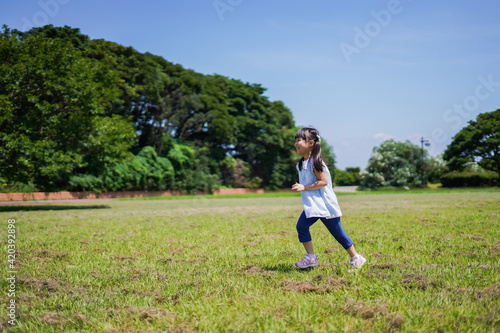 外で走り回る小さな女の子
