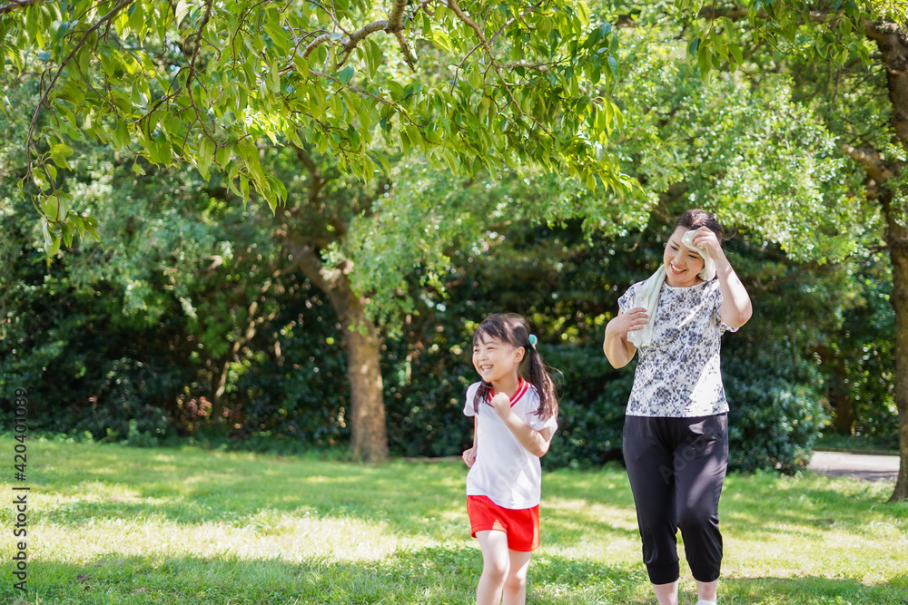 Fototapeta premium 外でランニングをするお母さんと子供